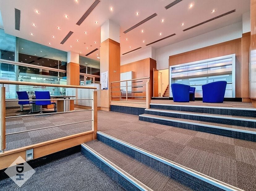 Espace bureaux de +- 120m² situé en plein centre de Tournai, proposant un Open Space pour l&#039;accueil de la clientèle, salle de réunion, sanitaires et e