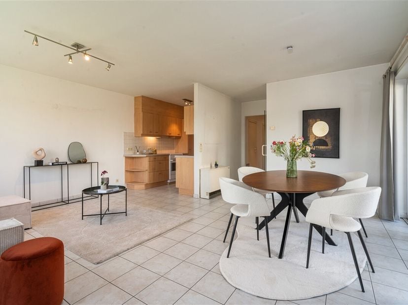 Op zoek naar een lichtrijk en instapklaar appartement op een gegeerde locatie? Dan is dit zeker iets voor jou! &lt;br /&gt;
Het appartement is gelegen op wa