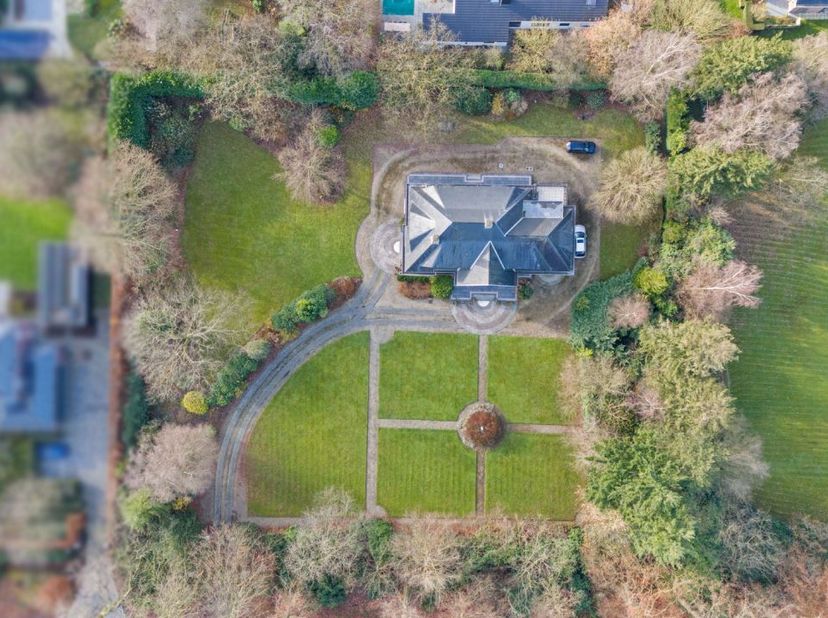 In de Rode Beukendreef te Deurle bevindt zich deze statige villa terug van eind jaren 60. Het perceel van 5.484 m², met een ideale zuidwestelijke orië