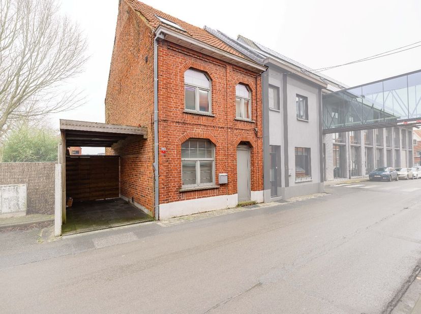 Deze OP TE FRISSEN woning (RENOVATIE 2013) bevindt zich in de gezellige stad Tielt, aan de Plantinstraat 3, en biedt een ideaal thuis op een perceel v