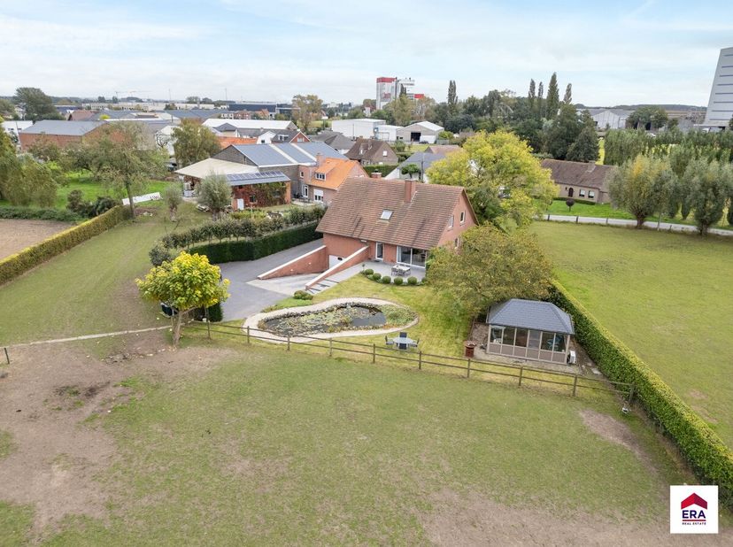 Vrijstaande woning met 4 slaapkamers op 1.552 m² in Oostrozebeke met prachtig uitzicht! Ligging: Rustige, landelijke ligging nabij Oostrozebeke, dicht