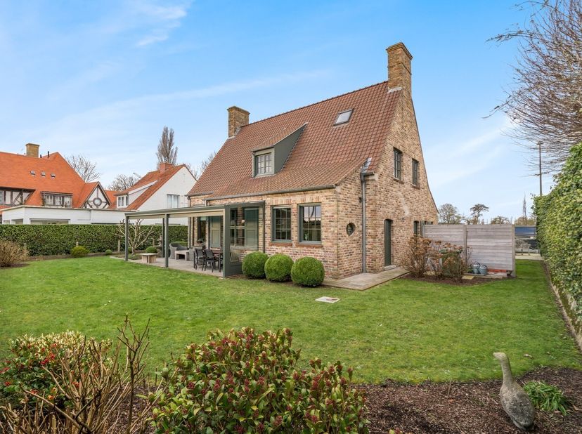 Perfect onderhouden villa op een zongericht perceel, mooi gelegen in de villawijk aan de Kalvekeetdijk te Knokke. De ligging is residentieel en dit op