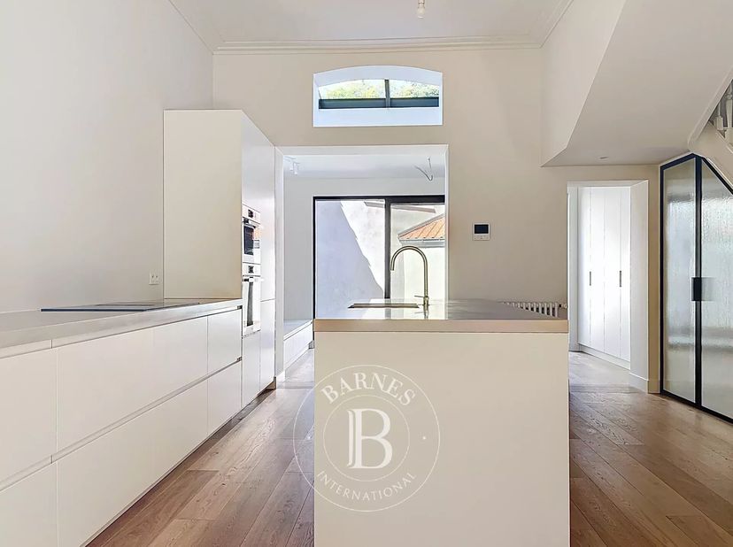 Découvrez cette maison de 261m2 (selon PEB) entièrement rénovée en 2025 dans les environs de la place Flagey!&lt;br /&gt;
Le hall d&#039;entrée vous mène aux tro