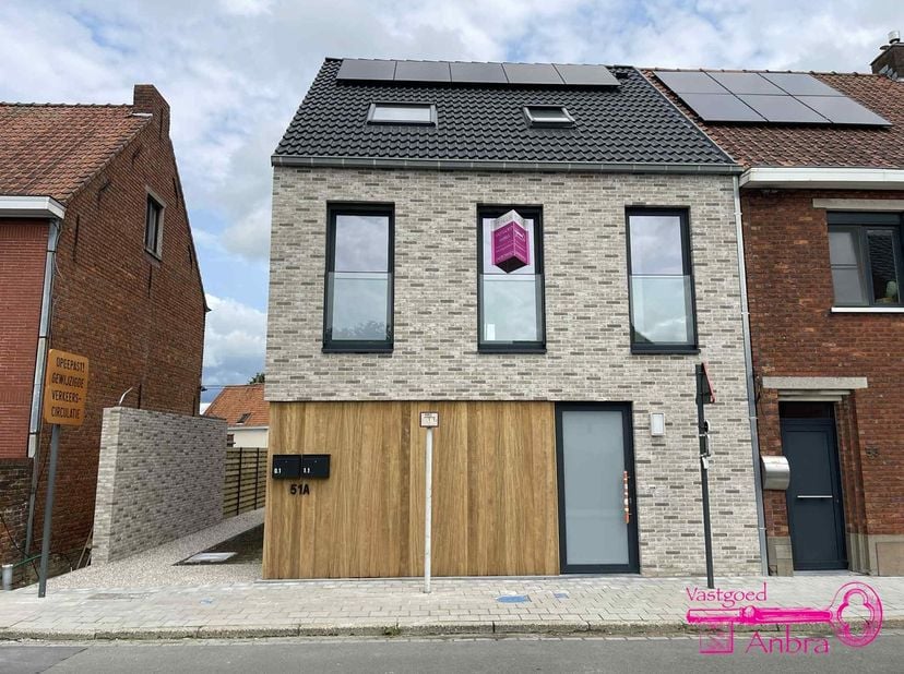 * Nieuw gelijkvloers appartement met carport, tuin en terras, gelegen in het centrum van Aarsele&lt;br /&gt;
* Gelijkvloers : inkomhal - berging - woonkamer