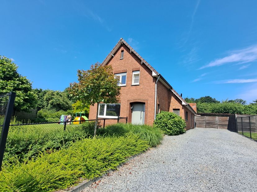 Deze volledig gerenoveerde, vrijstaande woning is ideaal voor zij die op zoek zijn naar een comfortabele, instapklare en energiezuinige woning (EPC-sc