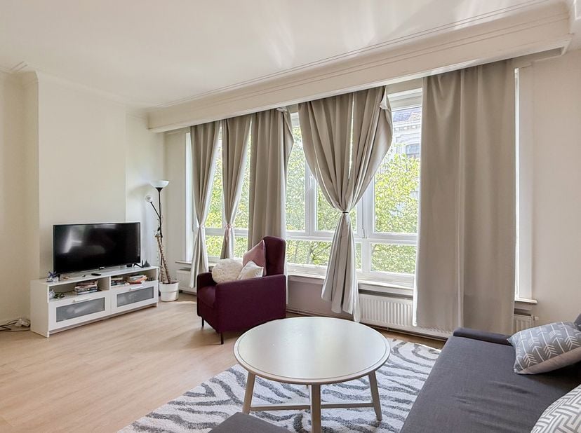 Cet appartement se situe dans une résidence à petite échelle, en plein cur du dynamique quartier Zuid. Il bénéficie dun emplacement très avantageux, d