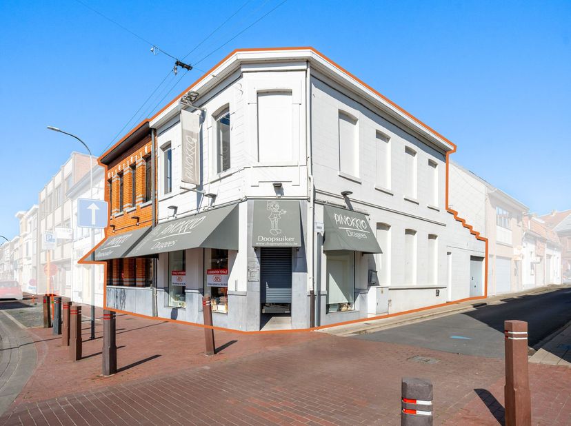 Handelszaak met veel visibiliteit en woongedeelte te koop in Menen!&lt;br /&gt;
Op zoek naar een commercieel pand met veel ruimte en zichtbaarheid? Deze rec