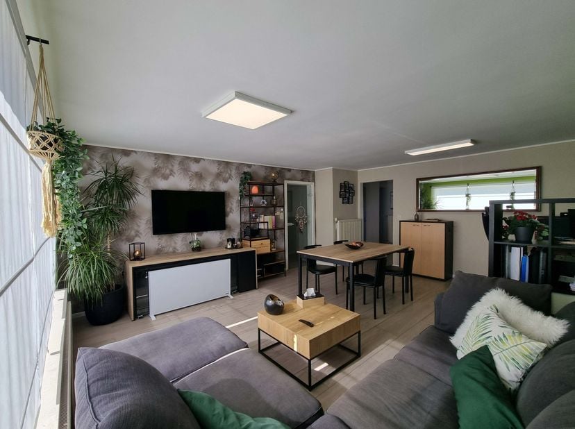 Ontdek dit charmante duplex appartement van 114 m² in het centrum van Helchteren. In de onmiddellijke omgeving vind je supermarkten, scholen, openbaar