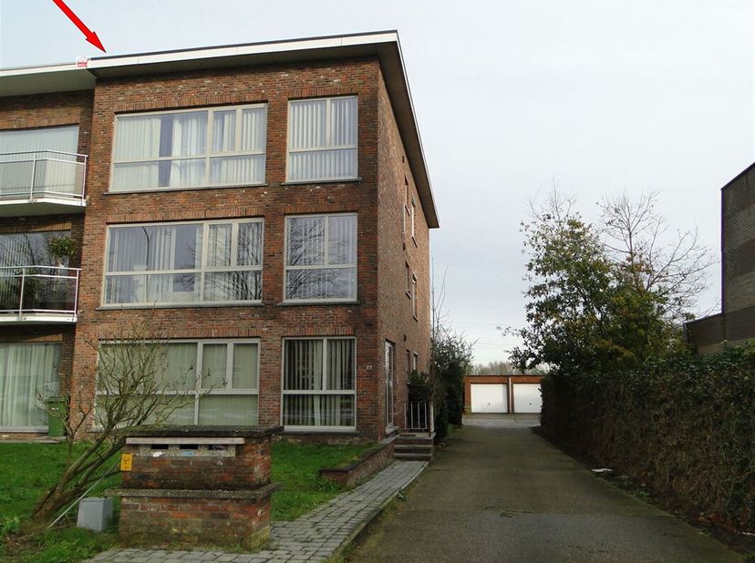 HOB- Opbrengsteigendom bestaande uit 3 appartementen met 3 slaapkamers + terras en tuin en 3 garages. &lt;br /&gt;
Gelegen bij winkels, scholen en openbaar