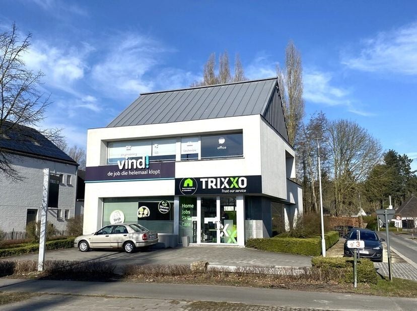 180m² winkelruimte met 1 garagebox en ruime gemeenschappelijke parking&lt;br /&gt;
Ligging: uiterst commercieel gelegen langs de Kortrijksesteenweg, een bel