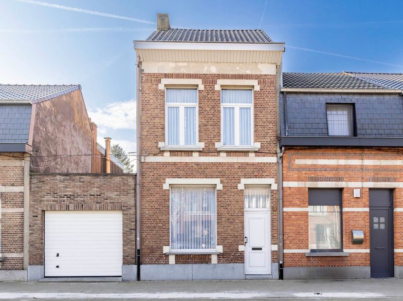 Ruime stadswoning met 3 slaapkamers (mogelijk 4) en leuke zuidtuin. Ideaal gelegen aan de stadsrand kort bij winkels, scholen, bushaltes en de ringweg