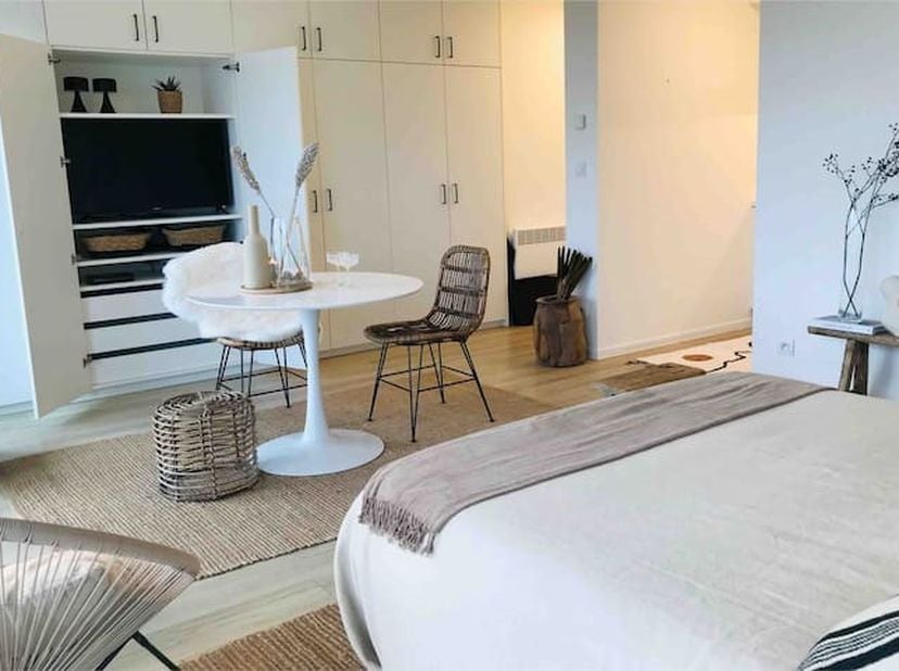 Deze stijlvol vernieuwde studio combineert comfort, licht en een topligging vlakbij zee. Ideaal als pied-à-terre of investering aan de kust.&lt;br /&gt;
Ind