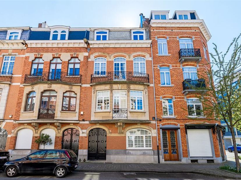 Dans une rue calme, à quelques pas du square Montgomery et du collège St Michel, cette belle maison familiale de ±285m² habitables (±365m² selon PEB)