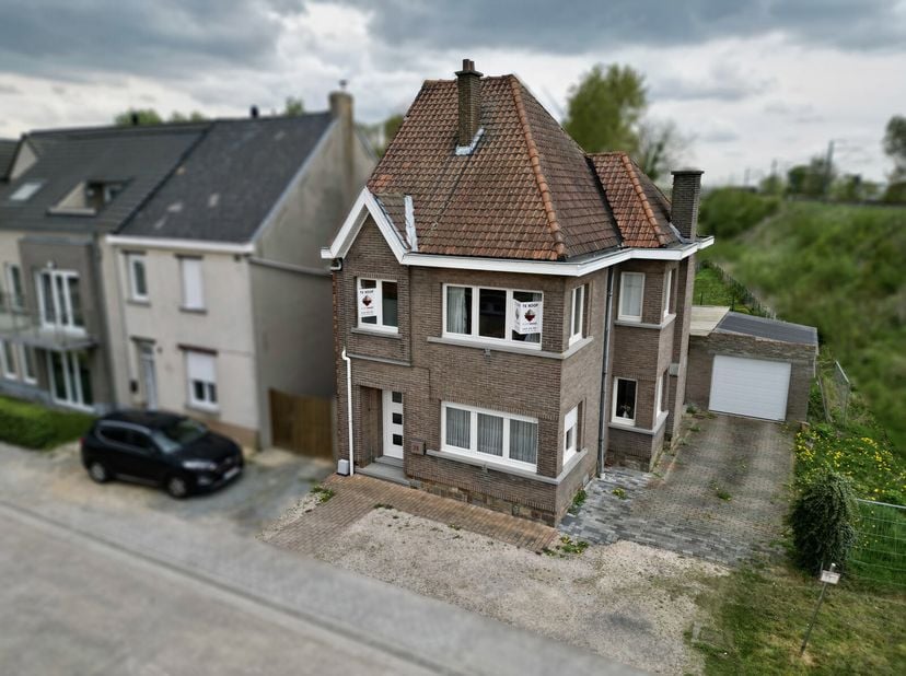 Rustig gelegen, Ruime HOB met 3 SLPK, Garage én Grote Tuin!&lt;br /&gt;
Ontdek deze ruime halfopen bebouwing, ideaal gelegen in een doodlopende, verkeersluw