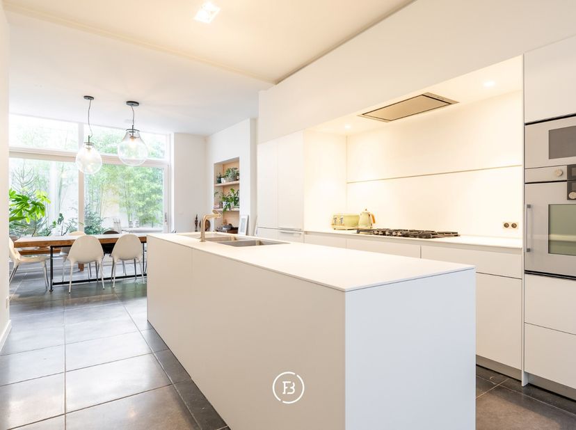 Cette élégante maison de maître, entièrement rénovée en 2018, allie harmonieusement lélégance intemporelle au confort contemporain. Elle dispose dun j