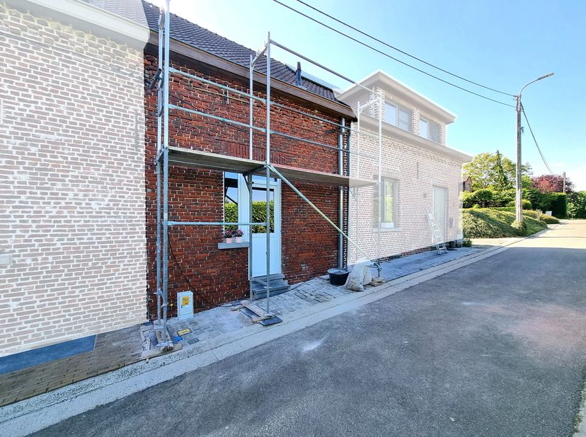 Lennik: In een doodlopend straatje biedt Topo-Immo Lennik u deze vernieuwde 2-gevel met 1 slaapkamer aan. De woning is voorzien van een uitgeruste lee