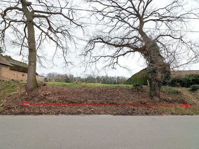 PERCEEL BOUWGROND &lt;br /&gt;
 &lt;br /&gt;
Dit perceel bouwgrond is geschikt voor het bouwen van een halfopen bebouwing en is 6a 8ca groot. &lt;br /&gt;
De grond heef