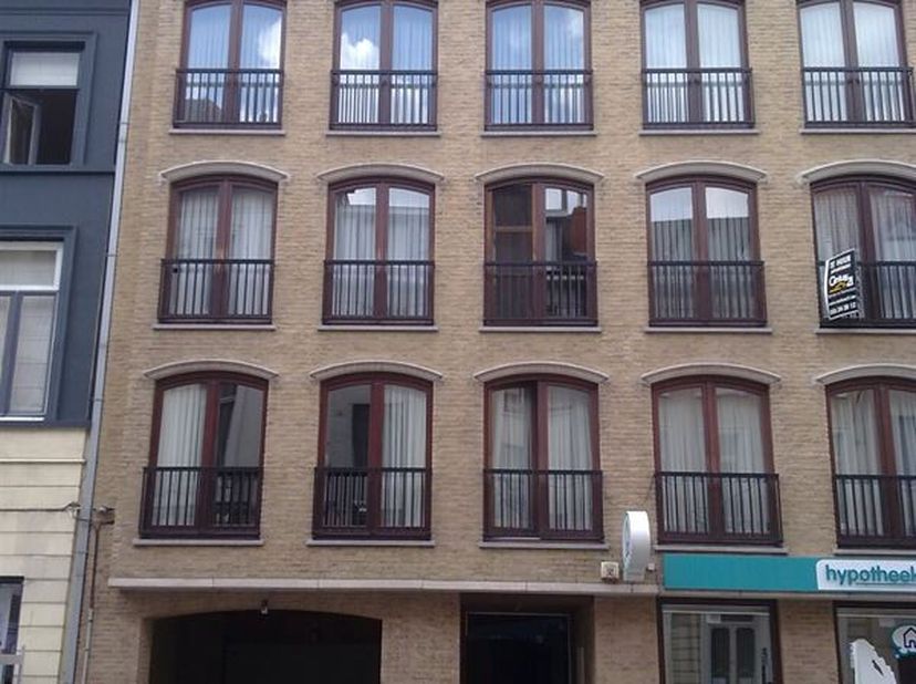 Appartement central à la Gare : Entrée, spacieux séjour avec cheminée, cuisine à manger, buanderie, salle de bain avec baignoire et douche, chambre av