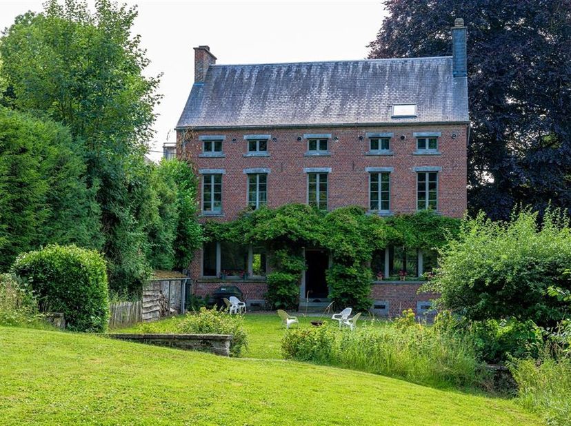 Nichée dans un environnement calme et verdoyant, cette propriété unique offre un grand jardin arboré sur 32 ares, agrémenté de grands arbres majestueu
