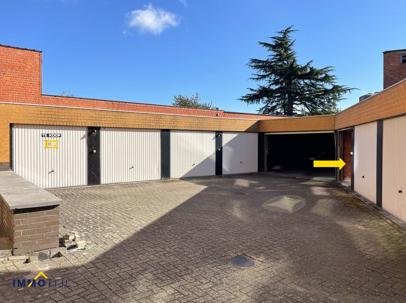 Garage à vendre
                    à 9300 Aalst