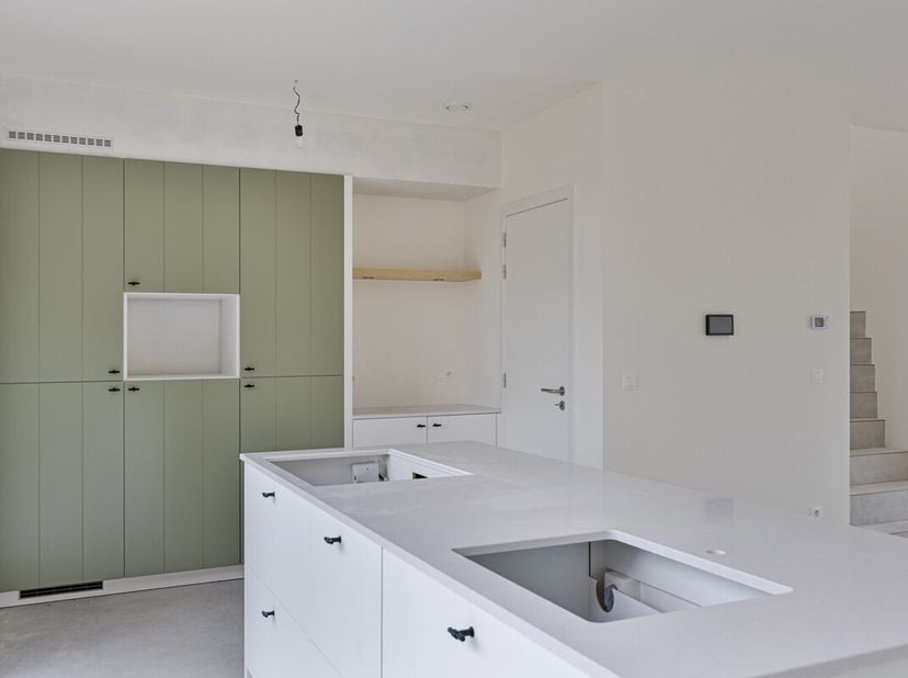 Sur un terrain de 407m², nous trouvons ce bâtiment mitoyen (lot 10) avec 3 chambres à vendre. Situé près du centre de Balen et bien relié à Mol, Lomme