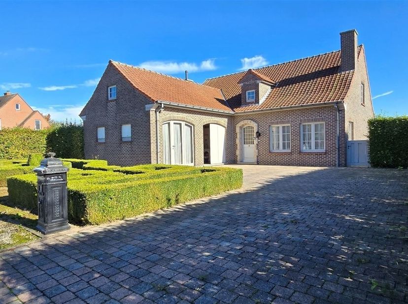 Villa rurale résidentielle avec piscine et terrain constructible.&lt;br /&gt;
Entièrement clôturée et avec jardin paysager.&lt;br /&gt;
Cette villa de plain-pied