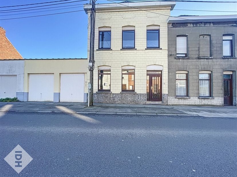 Découvrez cette charmante maison 3 façades offrant 4 chambres et un double garage, idéale pour une grande famille. Au rez de chaussée, un hall d&#039;entré