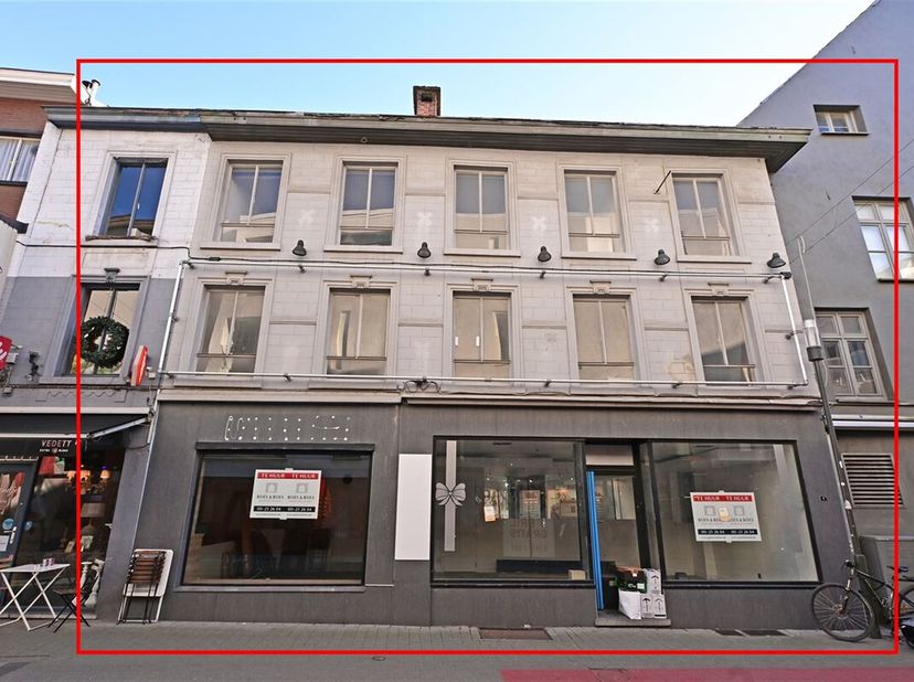 In het hart van het centrum van Hasselt bevindt zich dit horeca, handels- of kantoorruimte met een vloeroppervlakte van ± 192m², waarvan 60m² op het g