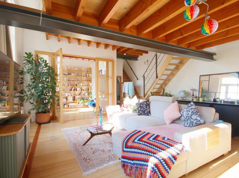 Situé au cur du centre historique, à quelques pas du Sablon et de la Grand-Place, ce grand loft en duplex de 3 chambres se trouve dans un ancien monas