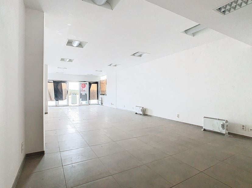 Espace commercial à louer avec un emplacement de choix en plein milieu du front de mer à Nieuwpoort Bad.&lt;br /&gt;
MISE EN PAGE:&lt;br /&gt;
- espace commercial