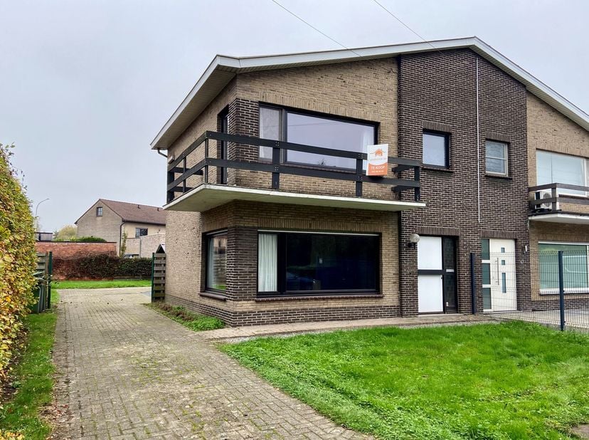 Deze charmante woning is ideaal gelegen in een rustige straat te Waasmunster en nabij alle voorzieningen.&lt;br /&gt;
Kortom, hier geniet je van een aangena