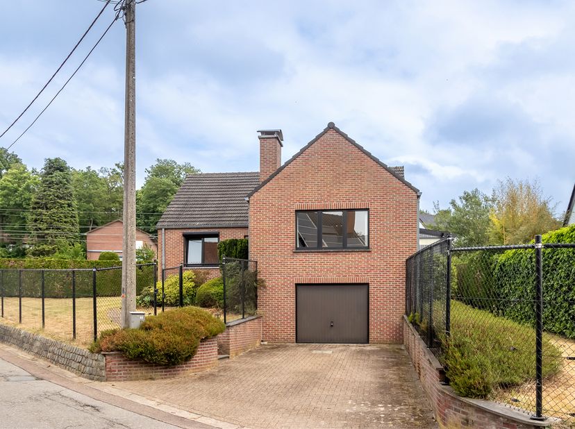 Découvrez cette charmante habitation 4 façades à Sint-Joris-Weert. Avec une surface habitable de 140m² sur un terrain de plus de 6 ares, cette habitat