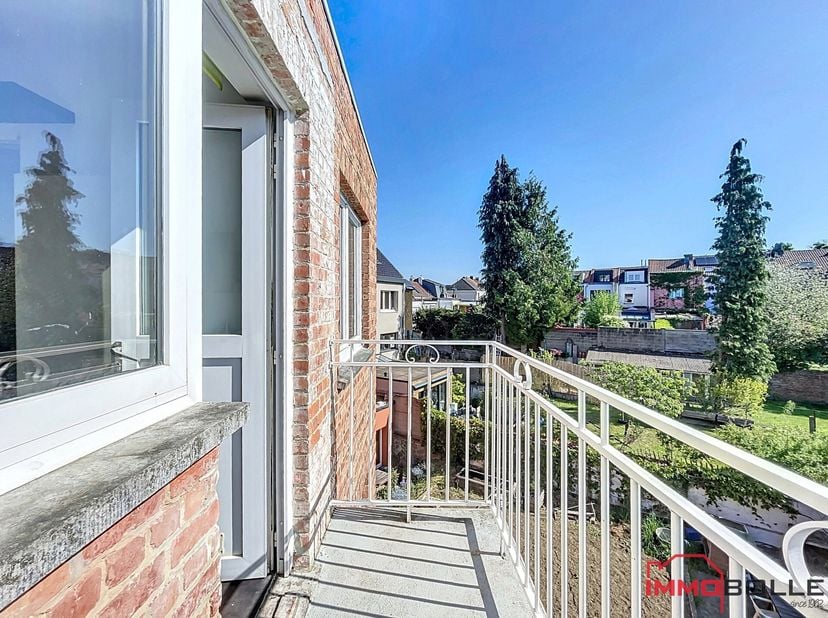 Chaussée de Watermael, à proximité du métro Demey et de toutes les facilités, bel appartement de +/- 65m² (selon CPEB) + balcon situé au dernier étage