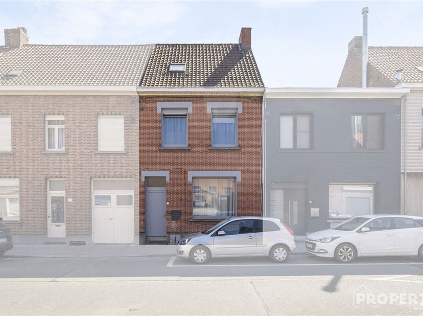 Welkom in deze charmante woning in het hart van Heule!&lt;br /&gt;
Indeling: Inkomhal met gastentoilet, een gezellige leefruimte met eetruimte, een geïnstal