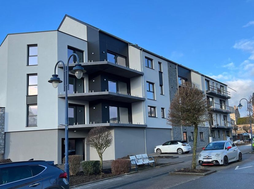 Cest au cur de Beauraing, sur la Place de Seurre, que ce bien a été érigé. Il sagit dun emplacement de choix, à deux pas de toutes les facilités !&lt;br