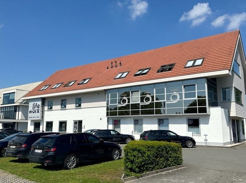 256,54m² kantoren op gelijkvloers&lt;br /&gt;
Ligging: commercieel gelegen langs Kortrijksesteenweg; op 5min van afrit E40 (Flanders Expo)&lt;br /&gt;
Specificati