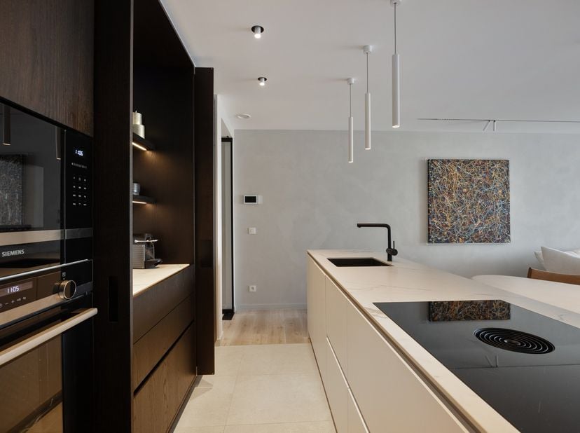 In de prestigieuze Residentie Meerzicht, aan de oevers van het Duinenwatermeer, bevindt zich dit recent opgeleverd en smaakvol afgewerkt appartement m