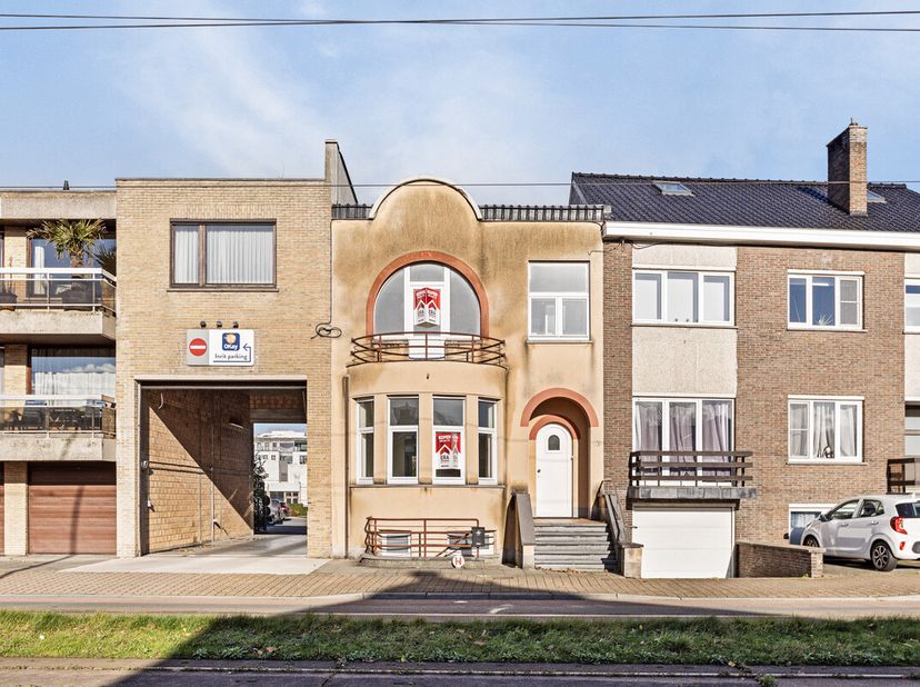Maison familiale à rafraîchir avec un grand potentiel à vendre à La Panne Cette maison offre une excellente opportunité pour ceux qui recherchent une
