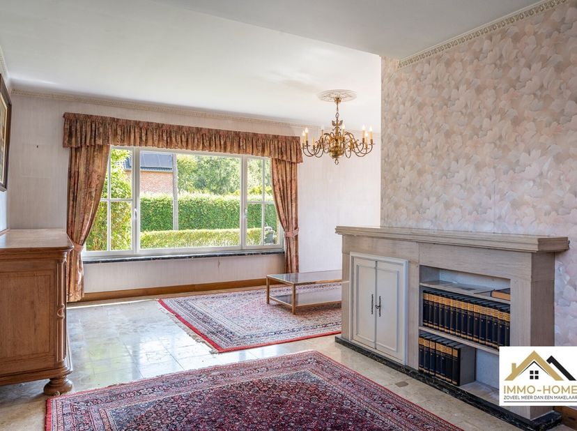 Deze karaktervolle woning is een mooie opportuniteit voor iemand die op zoek is naar een op te frissen pand waar veel eigen persoonlijkheid in kan gel