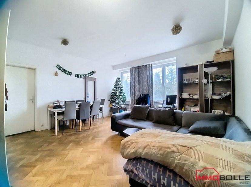Face au Cimetière d&#039;Ixelles et à proximité de toutes les facilités, appartement à rafraîchir de +/- 80m² (selon CPEB) + balcons situé au 3e étage d&#039;un
