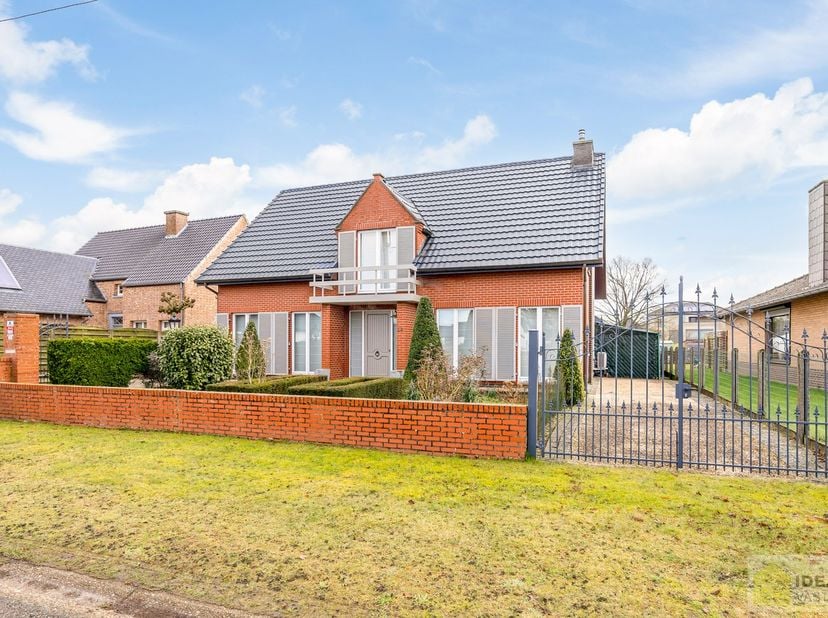 INSTAPKLARE EN PERFECT ONDERHOUDEN WONING MET 4 SLAAPKAMERS, BADKAMER, EEN RUIME WOONKAMER, KNAPPE KEUKEN EN EEN FIJNE WASPLAATS OP EEN PRACHTIG AANGE
