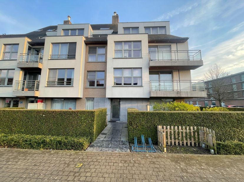 Dit appartement is gelegen in de rustige omgeving van de Ter Duinenlaan, op een korte afstand van het centrum. Het biedt een aangename woonervaring me