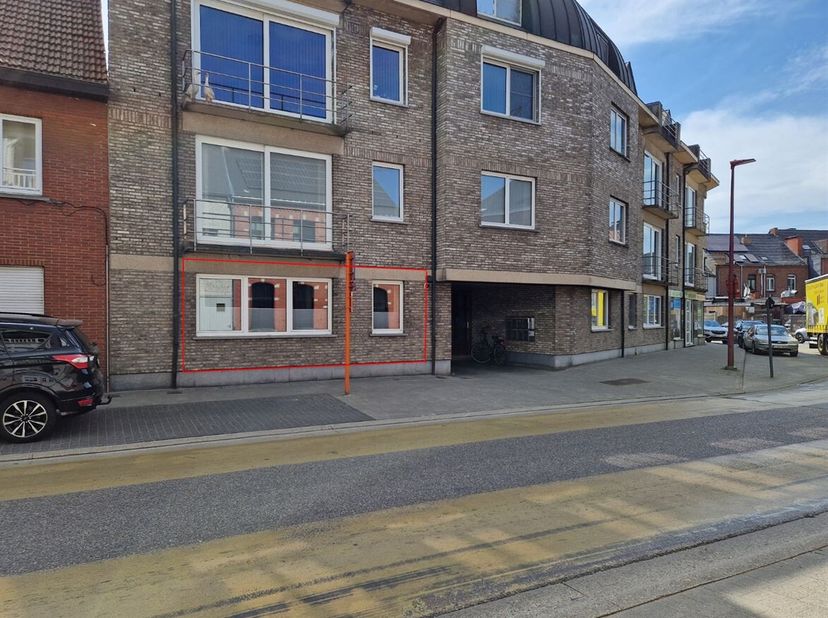 Ruim gelijkvloers appartement  met 2 slaapkamers, kelderberging en autostaanplaats&lt;br /&gt;
Ligging:&lt;br /&gt;
Dit ruim appartement is gelegen in het centrum