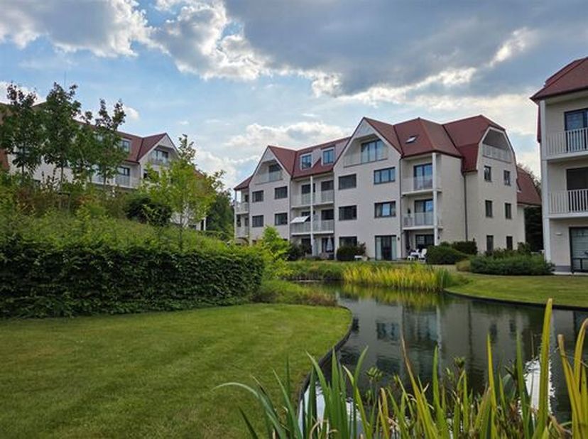 LUXUEUS, ENERGIEZUINIG EN RUIM NIEUWBOUW-APPARTEMENT 127M² MET 3 SLAAPKAMERS, 2 TERRASSEN EN ONDERGRONDSE AUTOSTAANPLAATS.&lt;br /&gt;
 2de verdieping met l