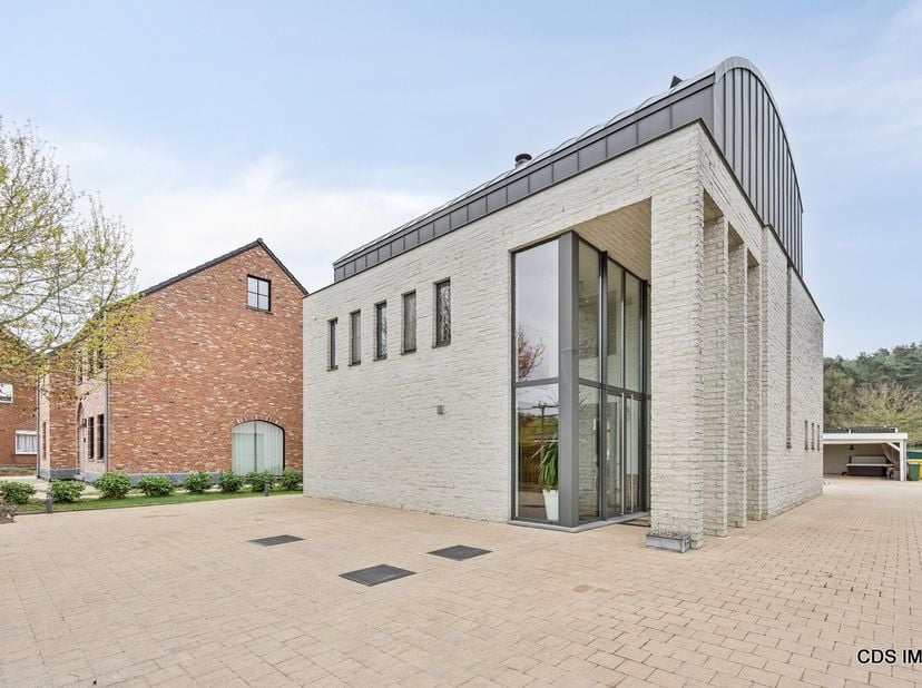 CDS IMMO stelt met trots deze LUXUEUS AFGEWERKTE VILLA met CARPORT, 4 slaapkamers en prachtig aangelegde TUIN voor, gelegen in een rustige, landelijke