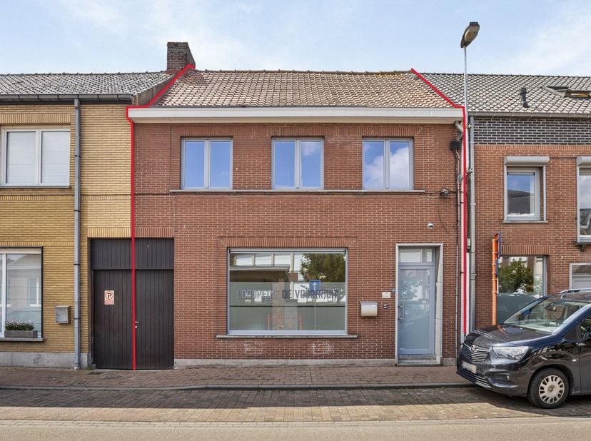 In de Handzamestraat in Kortemark vinden we deze ruime, lichtrijke woning met grondig gerenoveerde gelijkvloerse verdieping. De bovenverdieping kan na