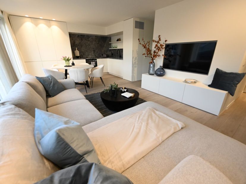 Integraal gerenoveerd penthouse-appartement met zonneterrassen op 20 meter wandelafstand van de zeedijk-Albertstrand.&lt;br /&gt;
Prachtig gerenoveerd appar