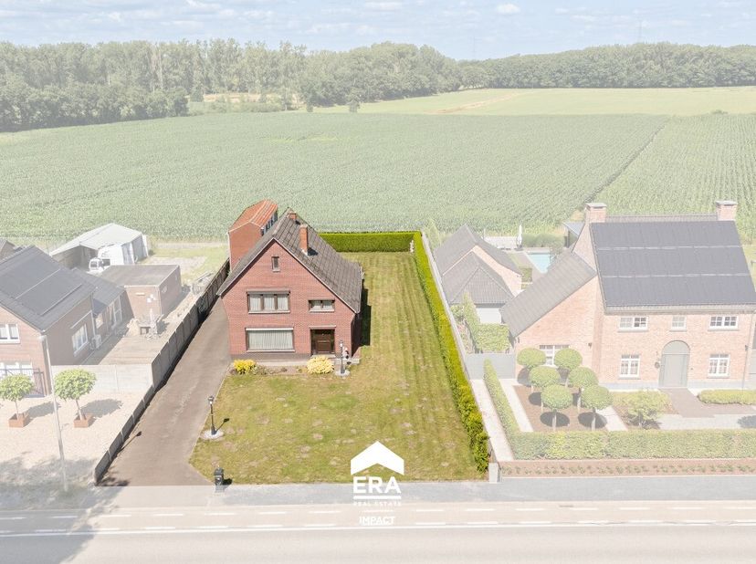 Bent u op zoek naar een woning met ruimte, potentieel én een centrale ligging? Deze verrassend ruime woning is gelegen langs een belangrijke invalsweg