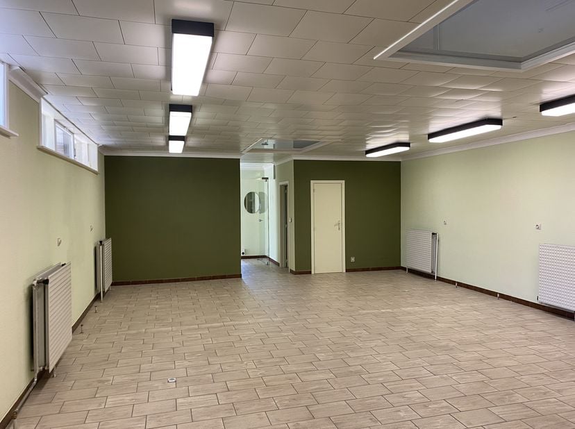 Espace bureau ou pratique à louer d&#039;env. 110m² situé à Lichtervelde. &lt;br /&gt;
L&#039;espace se compose de:&lt;br /&gt;
- entrée&lt;br /&gt;
- bureau&lt;br /&gt;
- zone d&#039;atten