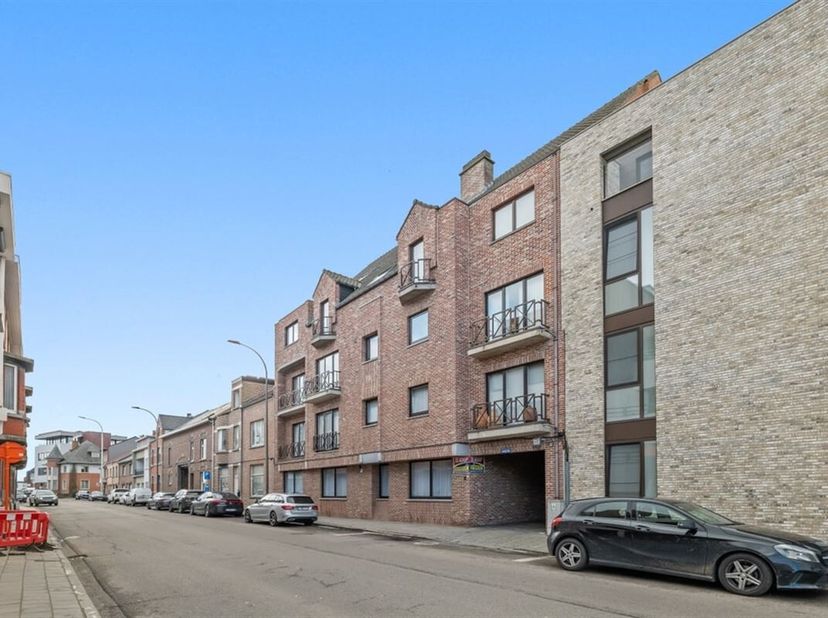 RUIM GELIJKVLOERS APPARTEMENT MET 3 SLKS EN EEN STAANPLAATS OP WANDELAFSTAND VAN HET CENTRUM VAN SINT-TRUIDEN&lt;br /&gt;
Langs de Luikersteenweg kunnen we